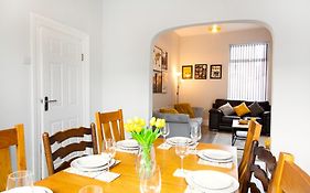 4 Bedrooms Spacious House With 2 Bathrooms Free Parking - Sleeps Up To 10 Guests